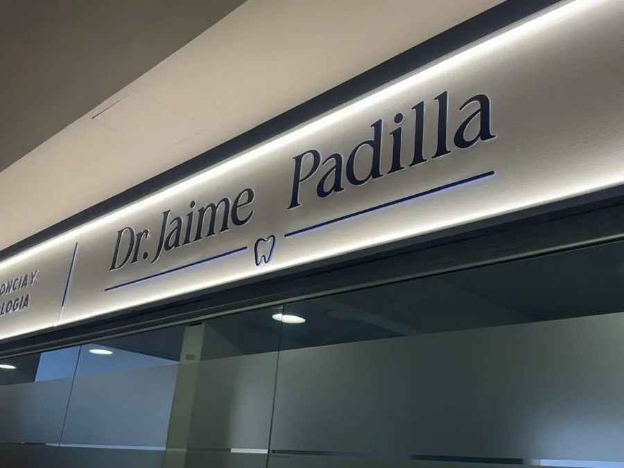 Aviso iluminado Dr. Jaime Padilla