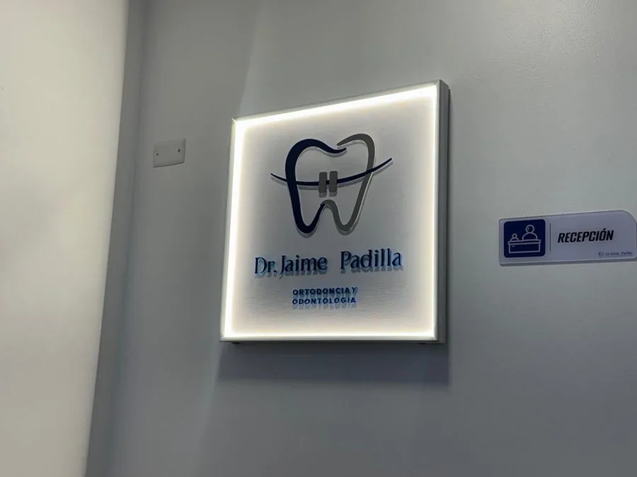 Logo iluminado en la recepción