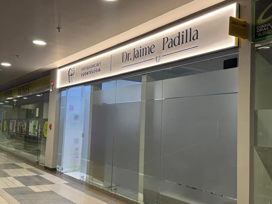 Entrada del consultorio en el centro comercial